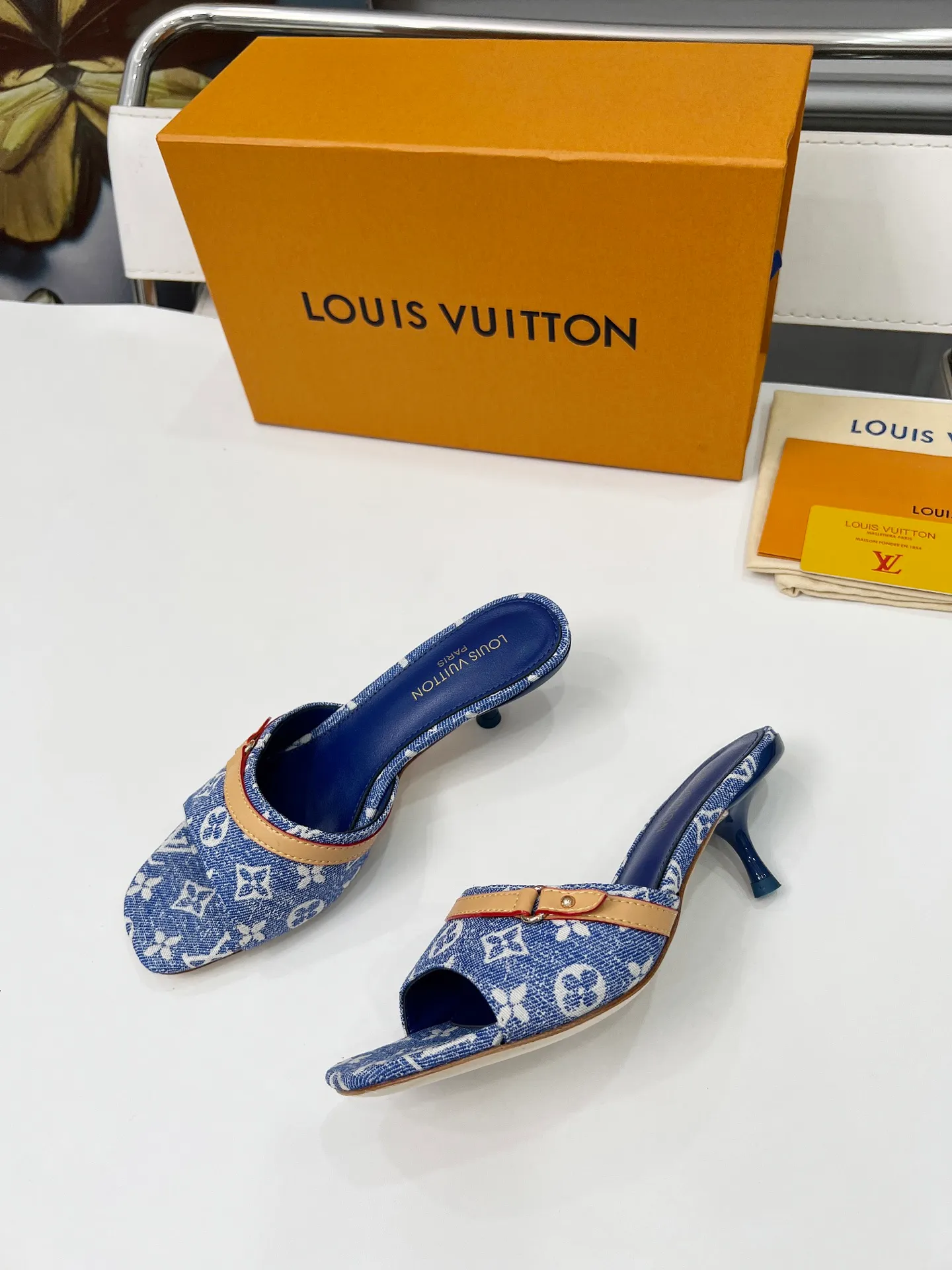 👟👟Ex-factory price 440👟👟 LV new denim kitten heel slippers 2025 summer must-have for goddesses, original replica, super comfortable on the feet. Show off the queen's temperament, the heel height is 9.5CM, which shows your temperament without being tiring. Leather outsole. Standard code: 35-42 (41 and 42 codes are customized, non-returnable and non-exchangeable)